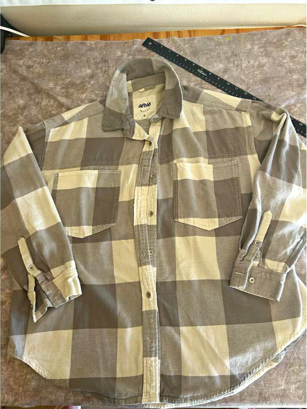 Aerie Plaid Button-Up Shirt Men's S Long Sleeve Gray White Point Collar Pockets